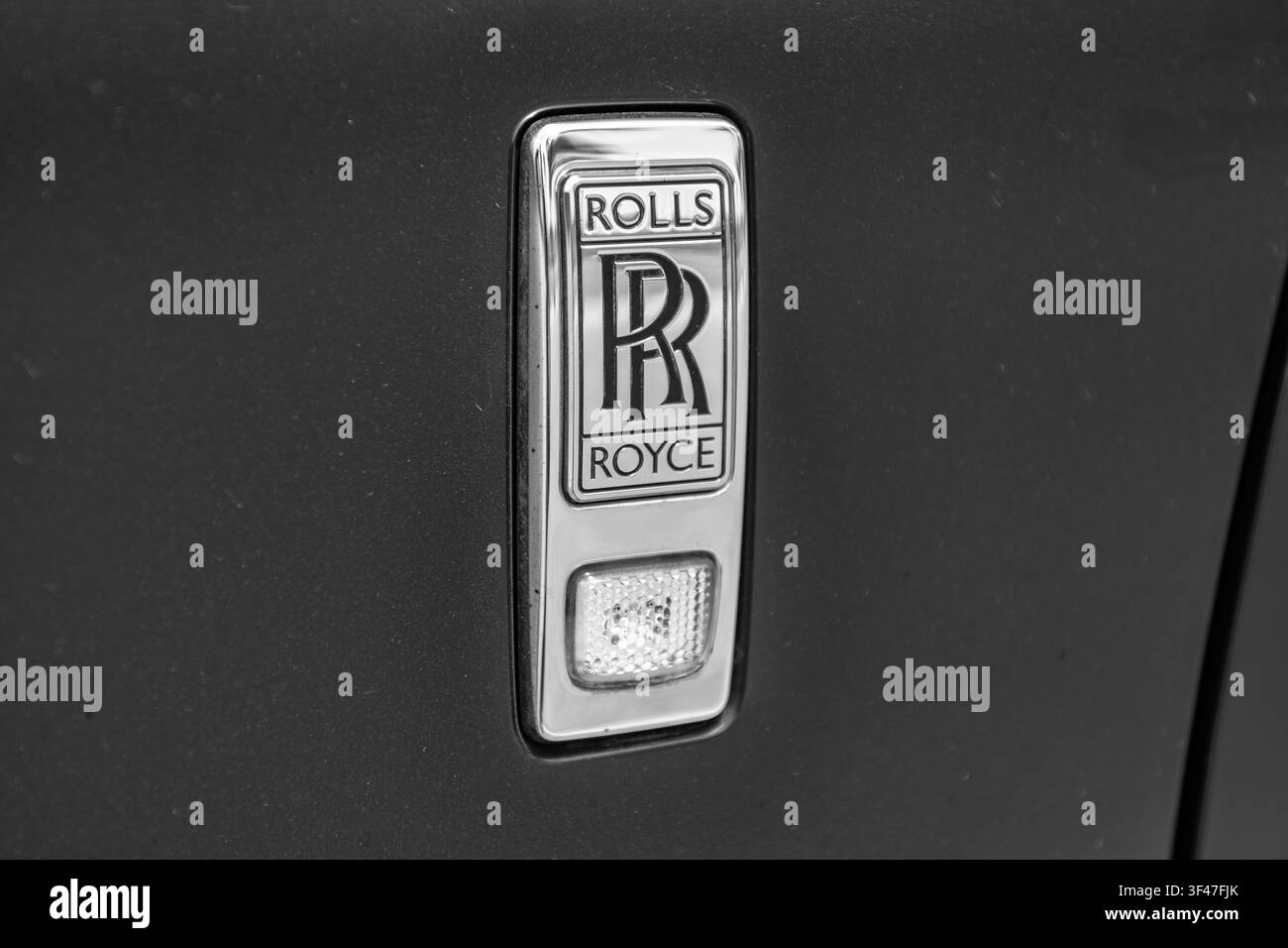 Miami, Florida, USA - 13. Juli 2025: Car Rolls Royce Wraith parkt im Freien. Graues schwarzes Auto, Logoaufschrift. 2016 Rolls Royce Wraith Luxuscoupé Stockfoto