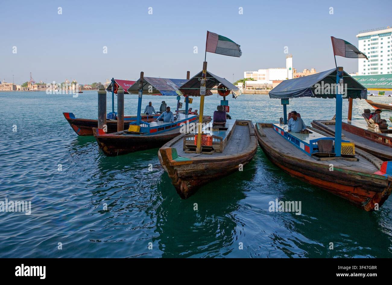 Dubai, traditionelle Boote mit den Einheimischen auf dem Creek, der Kanal, die die Altstadt überquert Stockfoto