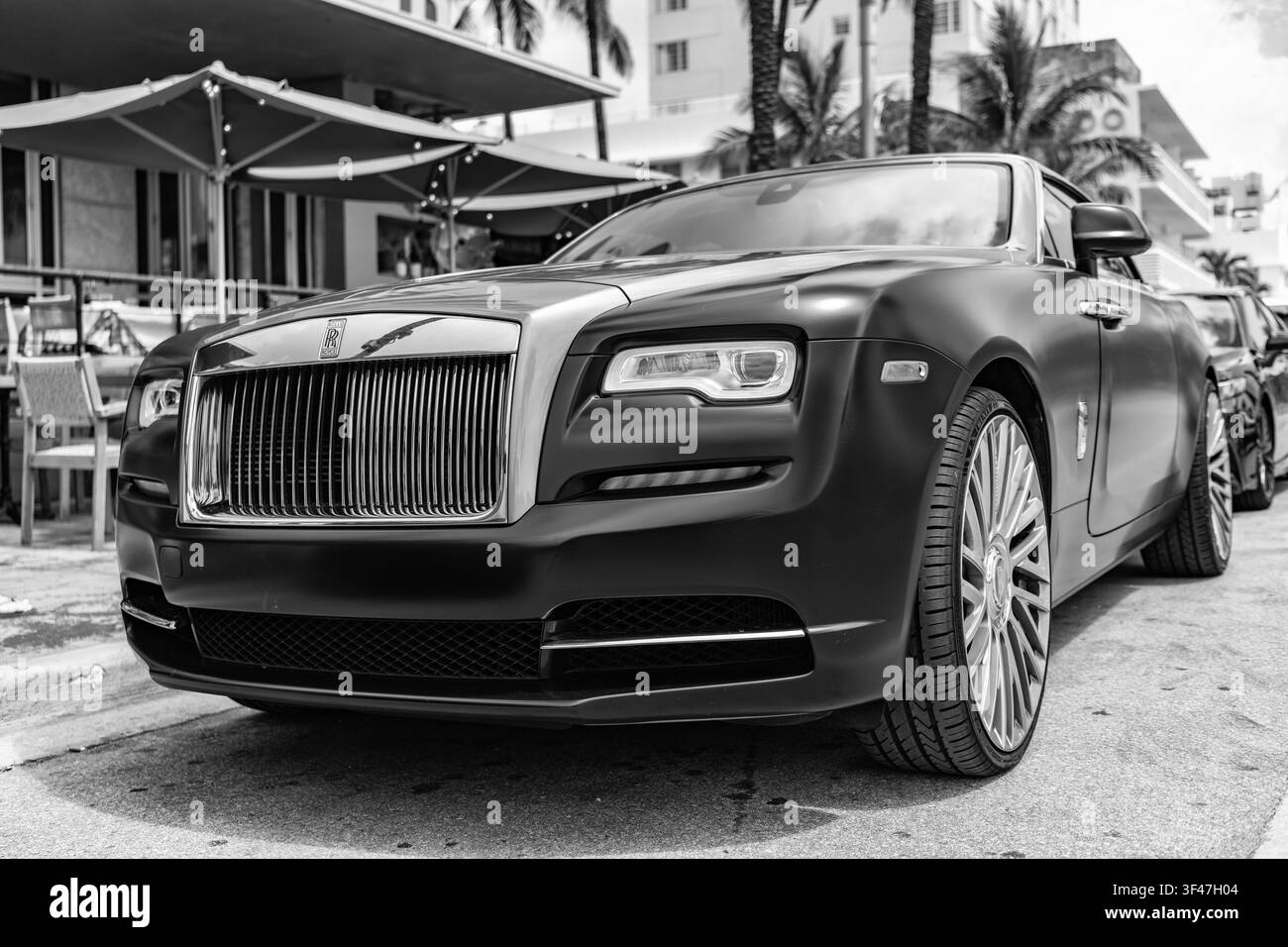 Miami, Florida, USA - 13. Juli 2025: Car Rolls Royce Wraith parkt im Freien. Graues schwarzes Auto, Eckansicht. 2016 Rolls Royce Wraith Luxuscoupé Stockfoto