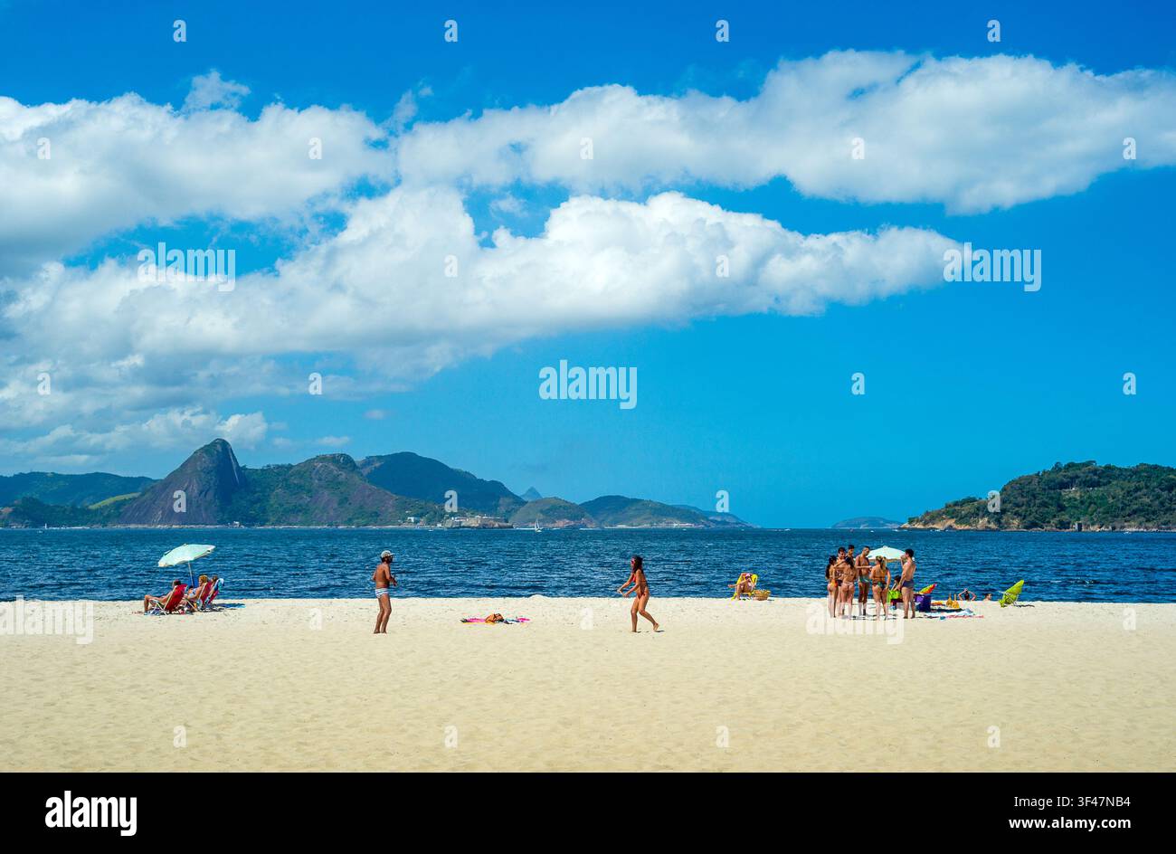 Brasilien, Rio De Janeiro, Menschen am Strand Flamengo Stockfoto