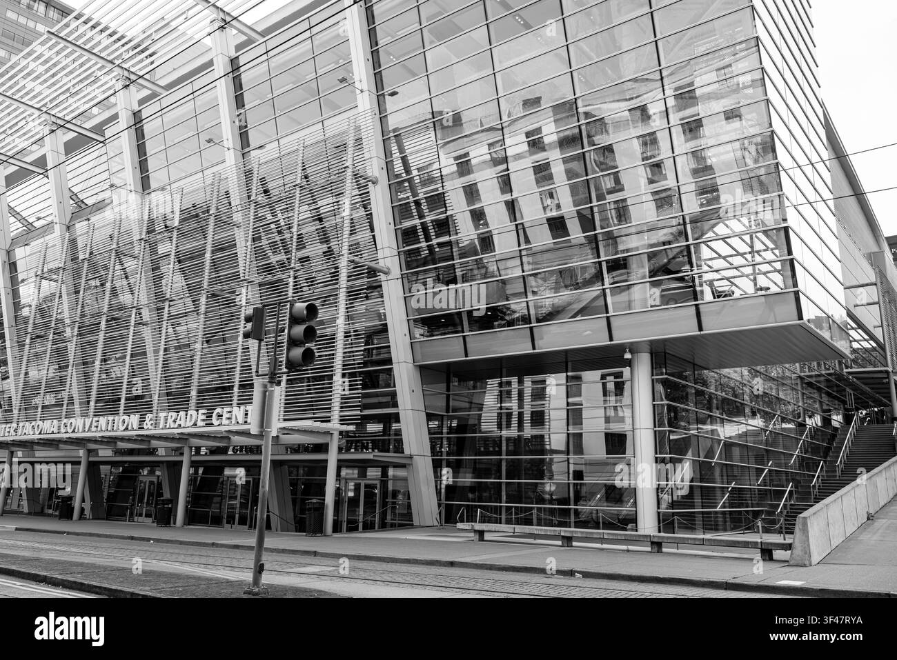 Windwos-Reflexion im Greater Tacoma Convention Center im Bundesstaat Washington. Stockfoto