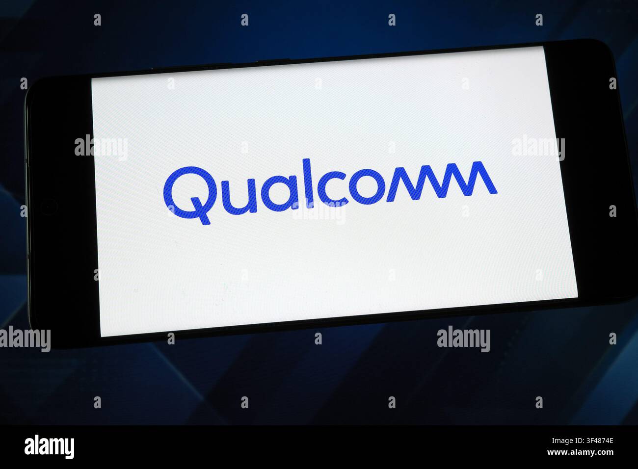 Qualcomm-Logo auf einem Smartphone-Bildschirm angezeigt. Qualcomm ist ein Halbleiter- und Drahtlos-Technologieunternehmen Stockfoto