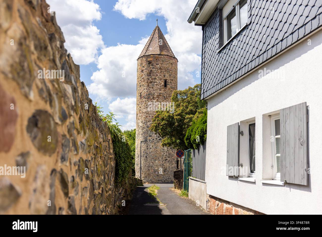 Der ehemalige Wachturm „Regilturm“ ist einer von mehreren Türmen entlang der historischen Stadtmauer rund um die mittelalterliche Altstadt von Fritzlar, Hessen, Deutschland Stockfoto