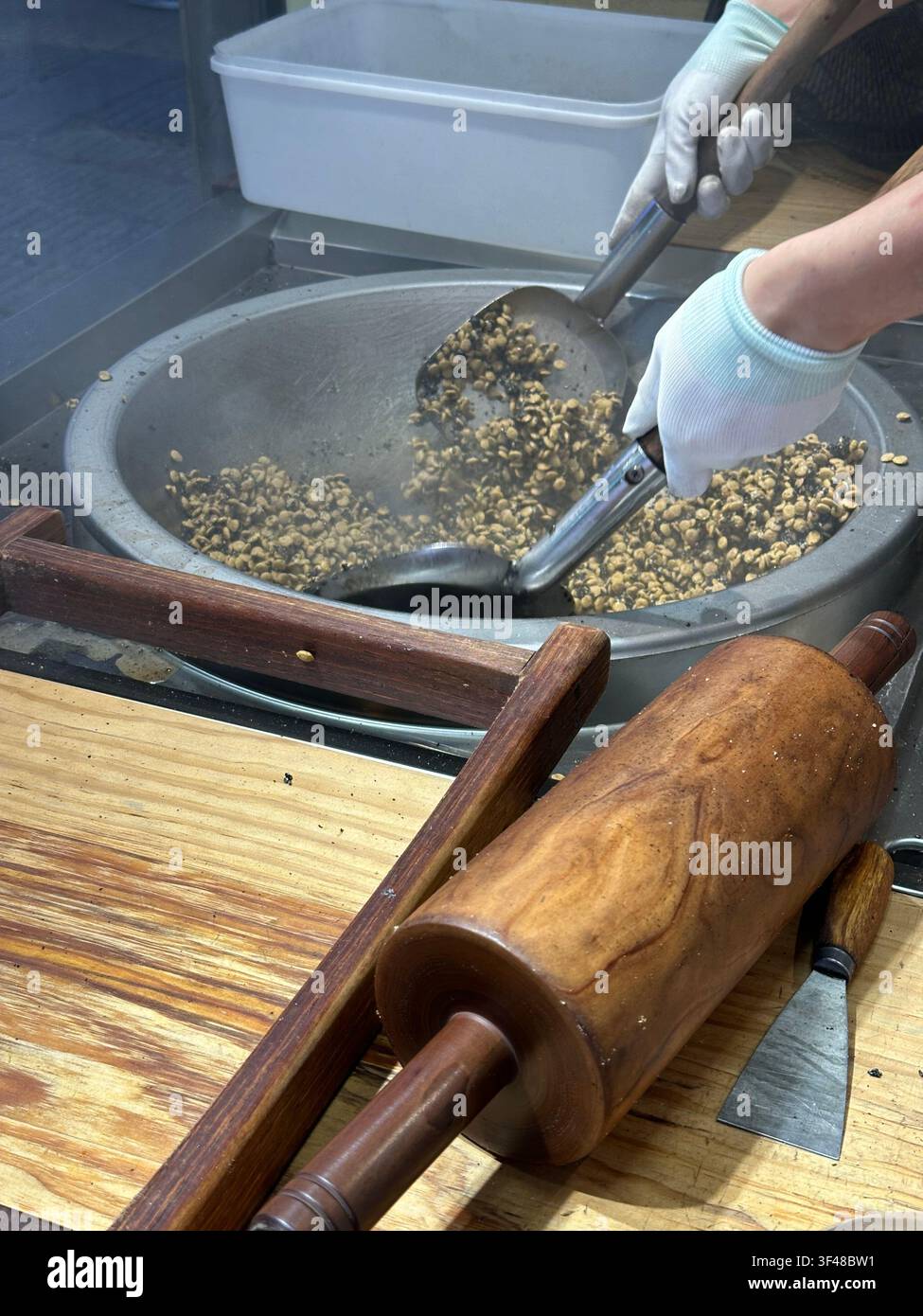 Schritt von gebratenem schwarzem Sesam und Erdnussbonbon in der Changsha-Fußgängerzone, Hunan-Provinz von China Stockfoto