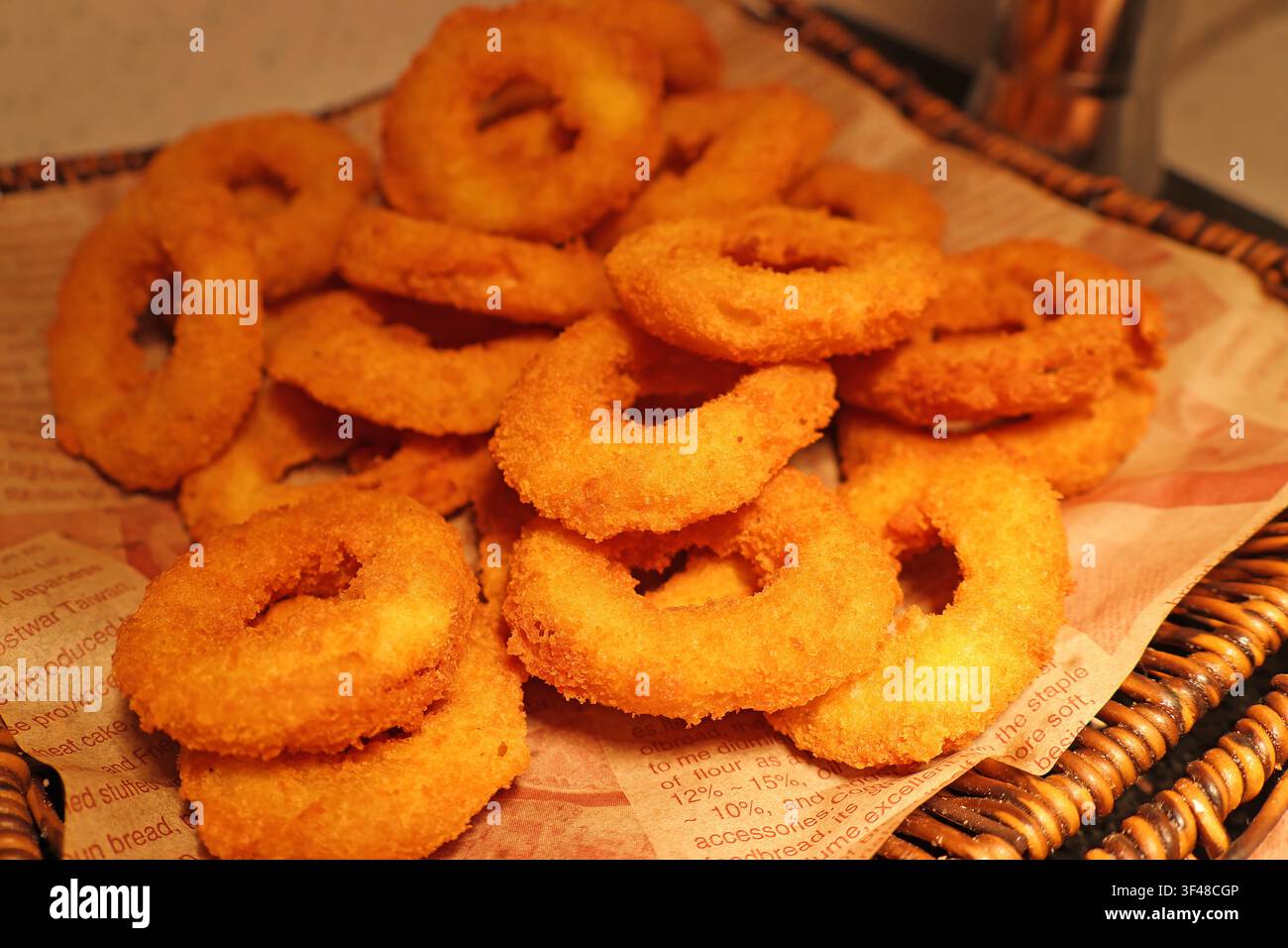 Knusprige fritierte Zwiebelringe im Korb, serviert in einem Restaurant in Changsha City, Hunan-Provinz von China Stockfoto