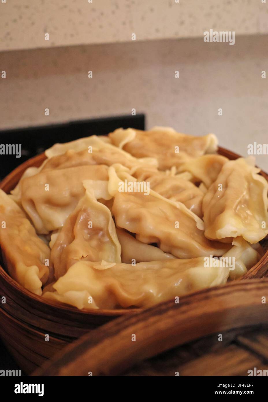 Chinesische gedämpfte Teigtaschen in einem Bambusdampfer, serviert in einem Restaurant in der Stadt Changsha, Provinz Hunan, China Stockfoto