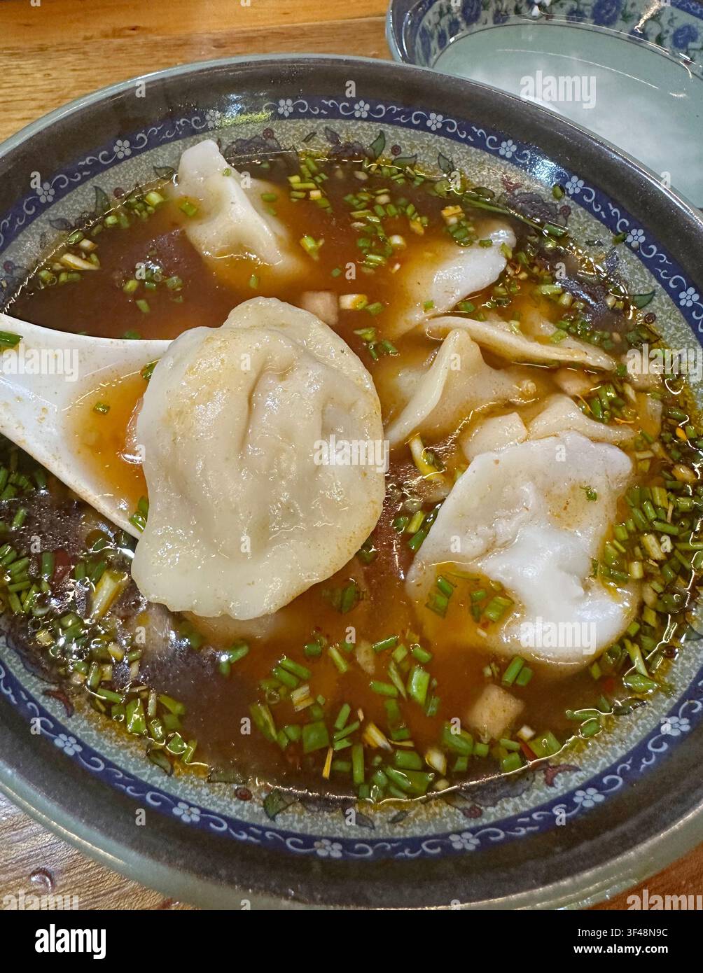 Chinesische Schweinefleisch-Teigtaschen-Suppe, serviert in einem Restaurant in der alten Stadt Furong, Provinz Hunan, China Stockfoto