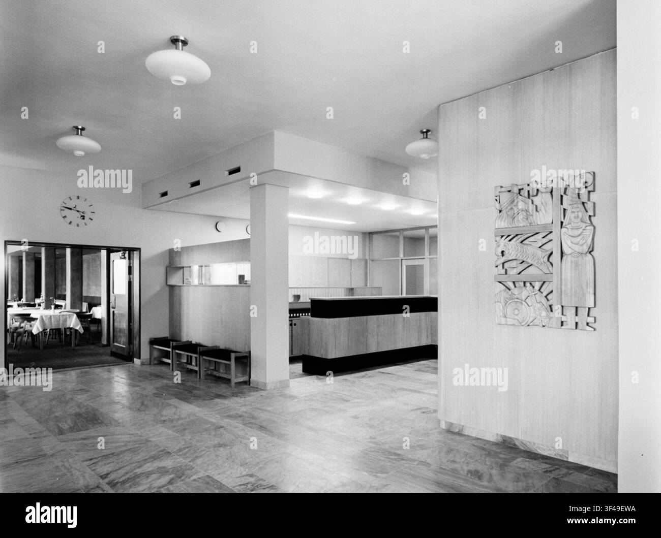 Das Innere der Eingangshalle des Valhall Hotels, mit einem Empfangsbereich und einem hölzernen Relief an der Wand, entworfen von den Architekten Sven Kai-Larsen und Bertil Mattsson im Jahr 1955. Stockfoto