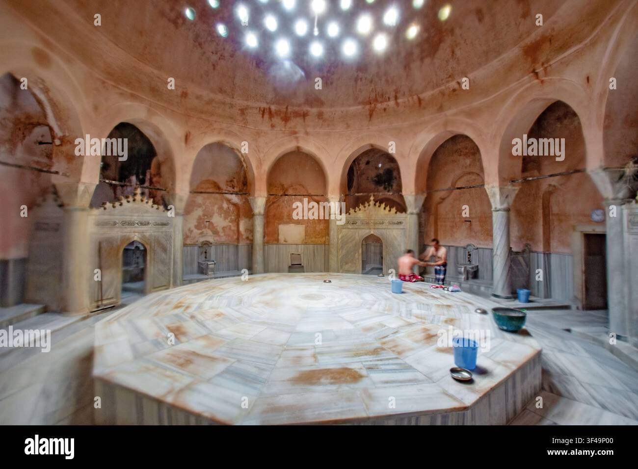 Marmortafel (Göbektasi) im Dampfbad (Sicaklik) des Cemberlitas-Hamams, Bezirk Sultanahmet, Bezirk Fatih, Istanbul, Türkiye Stockfoto