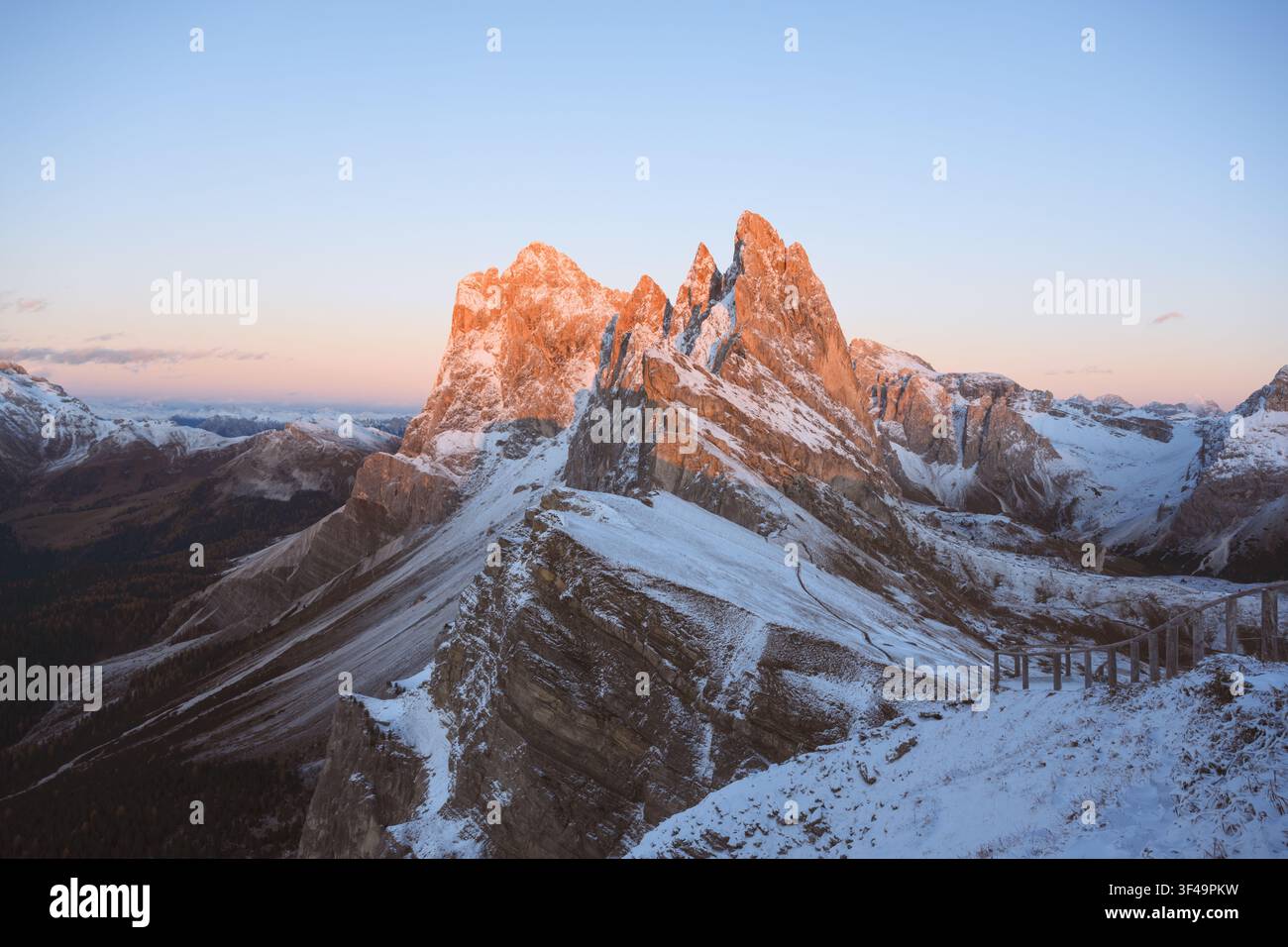 Seceda beleuchtet von den ersten Sonnenstrahlen des Sonnenaufgangs nach frischem Schneefall in den Dolomiten. Dramatische Alpenlandschaft mit schroffen Kalksteingipfeln und Winterbedingungen Stockfoto