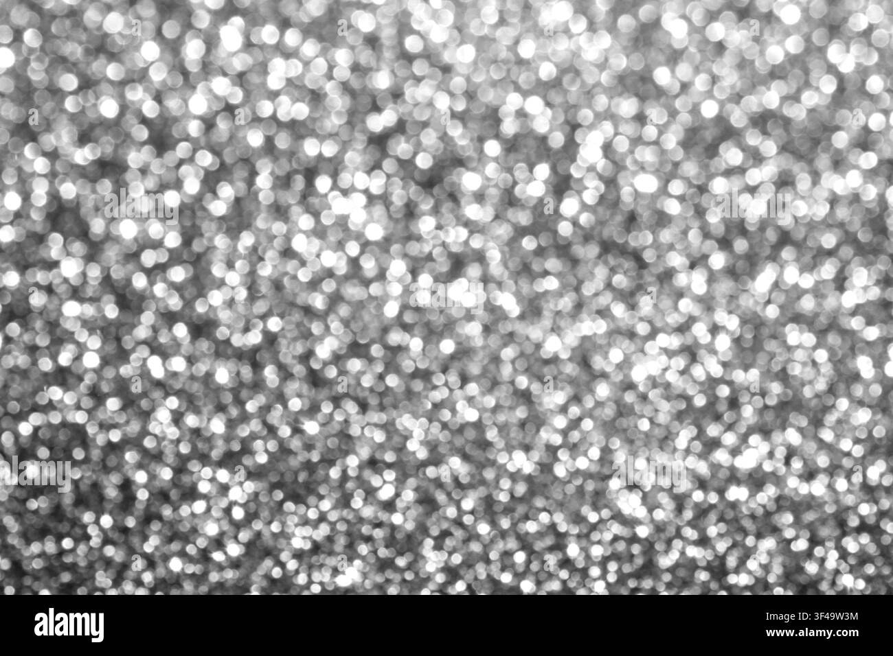 Silberner Glitzer-Bokeh-Hintergrund mit schimmerndem Licht und abstrakter Glitzertextur für Design Stockfoto