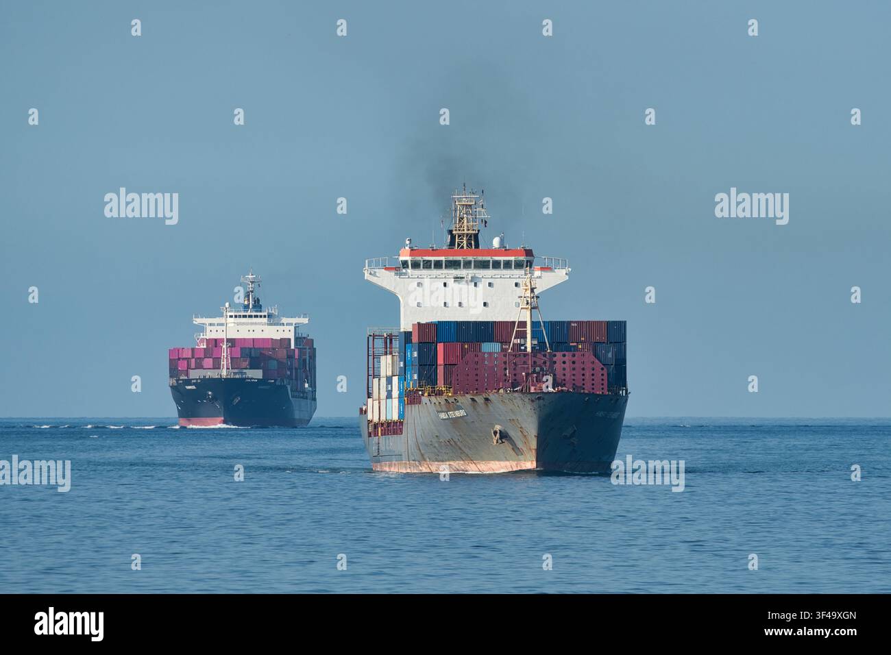 HANSA STEINBURG (IMO 9436094) Containerschiff mit Ocean Network Express (ONE) SEABREEZE (IMO 9472579) Containerschiff Stockfoto