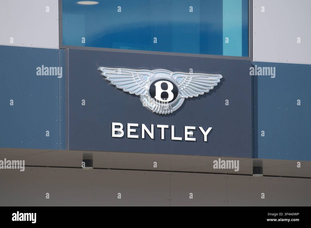 Grancia, Tessin, Schweiz – 15. Juni 2026: Offizielles Bentley Motors-Logo und Markenschild, das an der Fassade eines modernen Autohauses in Lugano angebracht ist Stockfoto