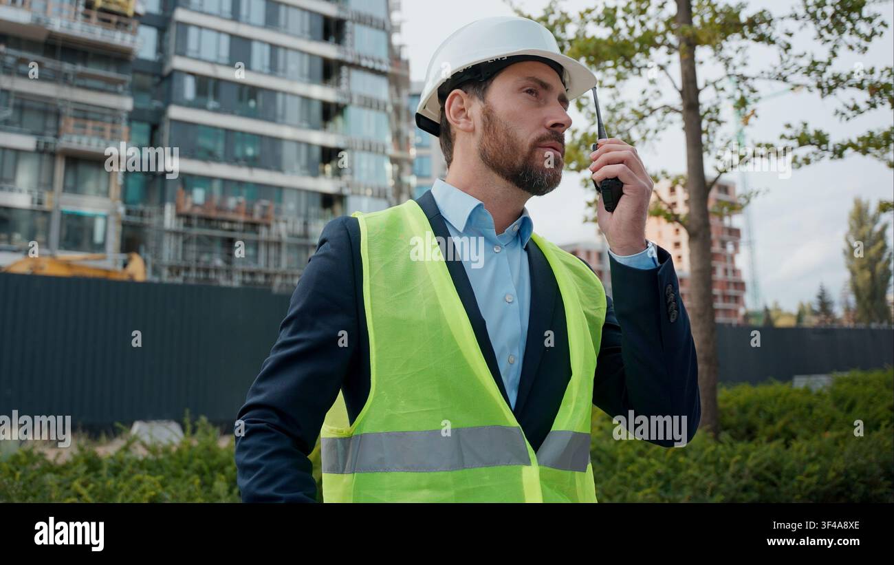 Kaukasischer Mann Bauingenieur in Hardhat sprechende Walkie Talkie Blaupausen planen Stadtentwicklung Gebäude Elektrizität Business Engineering männlich Stockfoto