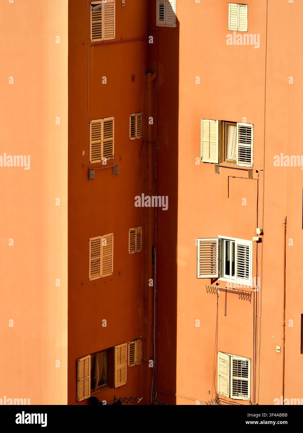 Nahaufnahme einer Terracotta-Wohnhausfassade mit geschlossenen Fensterläden, Ibiza, Spanien - Smartphone-aufgenommenes Stockfoto