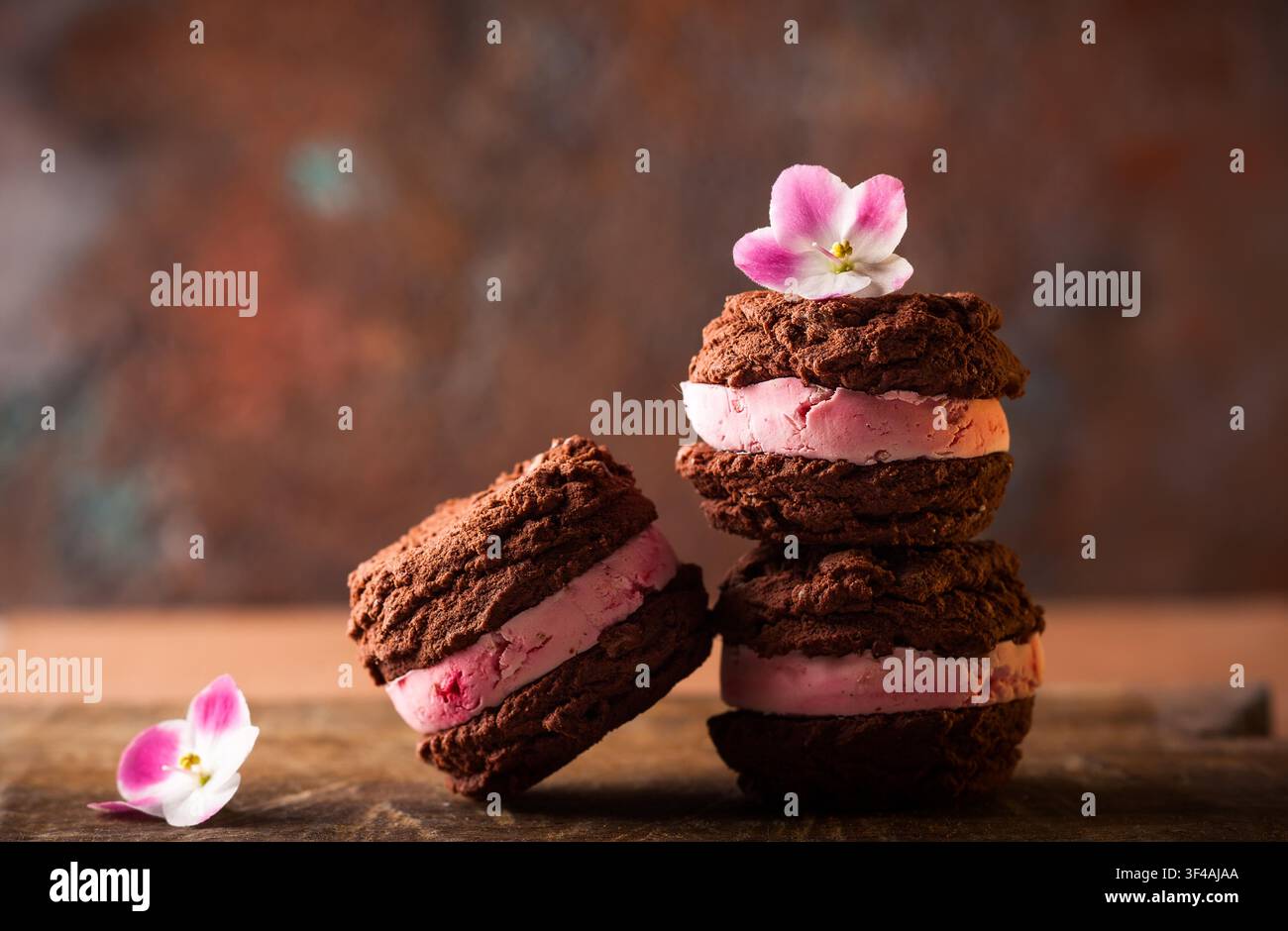 Hausgemachte Eiskekse, Sandwiches mit Himbeeren und Schokolade Stockfoto