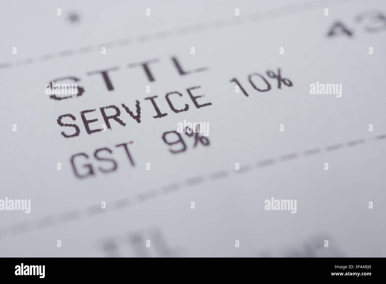 Rechnung mit Servicegebühren- und GST-Details Stockfoto