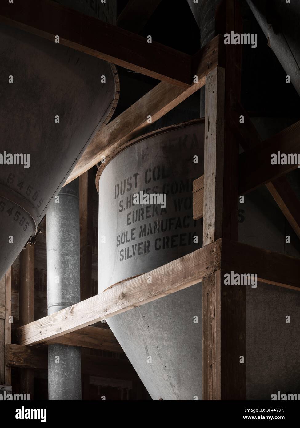 Staubsammler von S. Howes Company, Eureka Works, Silver Creek, New York. Millstadt Mühle, Millstadt, Illinois, USA. Stockfoto