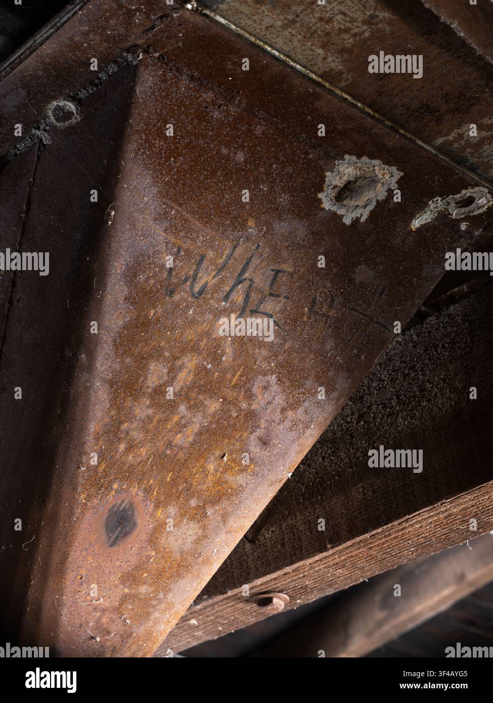 Millstadt Mühle, Millstadt, Illinois, USA. Handgeschriebene Markierung an einem verrosteten Metallauslauf unter dem Mühlbodenrahmen. Stockfoto