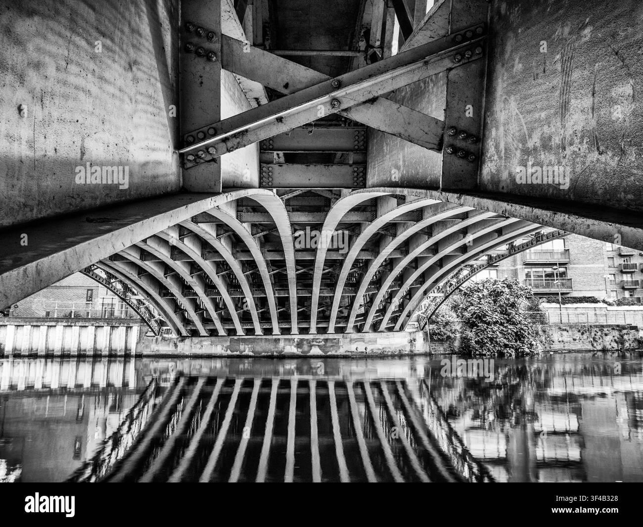 Unterseite der Crown Point Bridge in Leeds mit gewölbten Stahlrippen und diagonaler Kreuzstrebe in Schwarz und Weiß Stockfoto