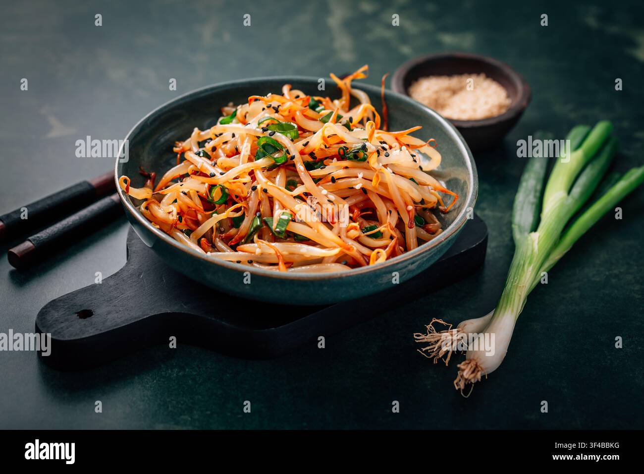 Gesunder Bohnensprossen-Salat mit Sesamsamen und Frühlingszwiebeln, asiatische Küche Stockfoto