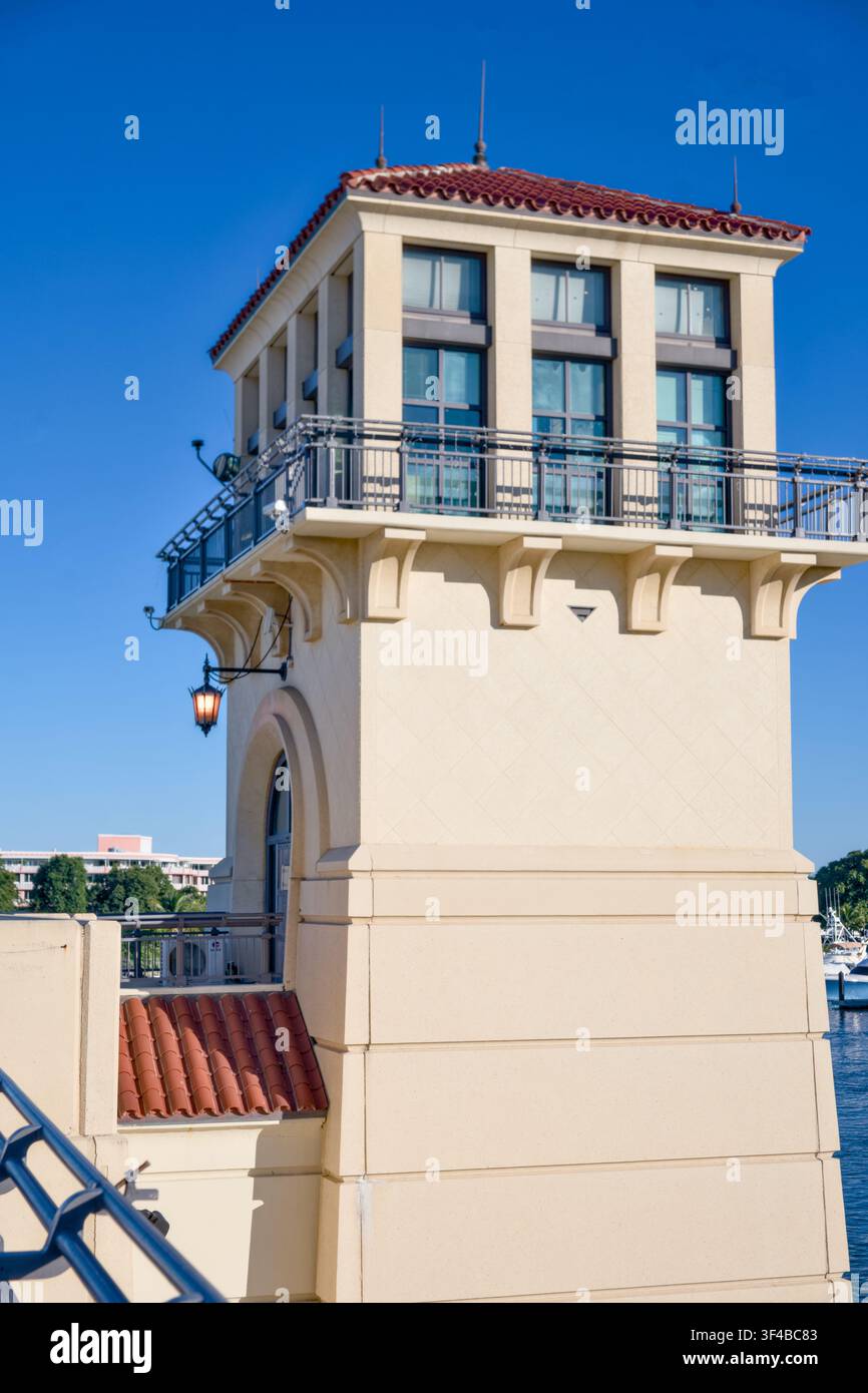 Historischer Turm mit gewölbten Fenstern und rotem Ziegeldach Stockfoto