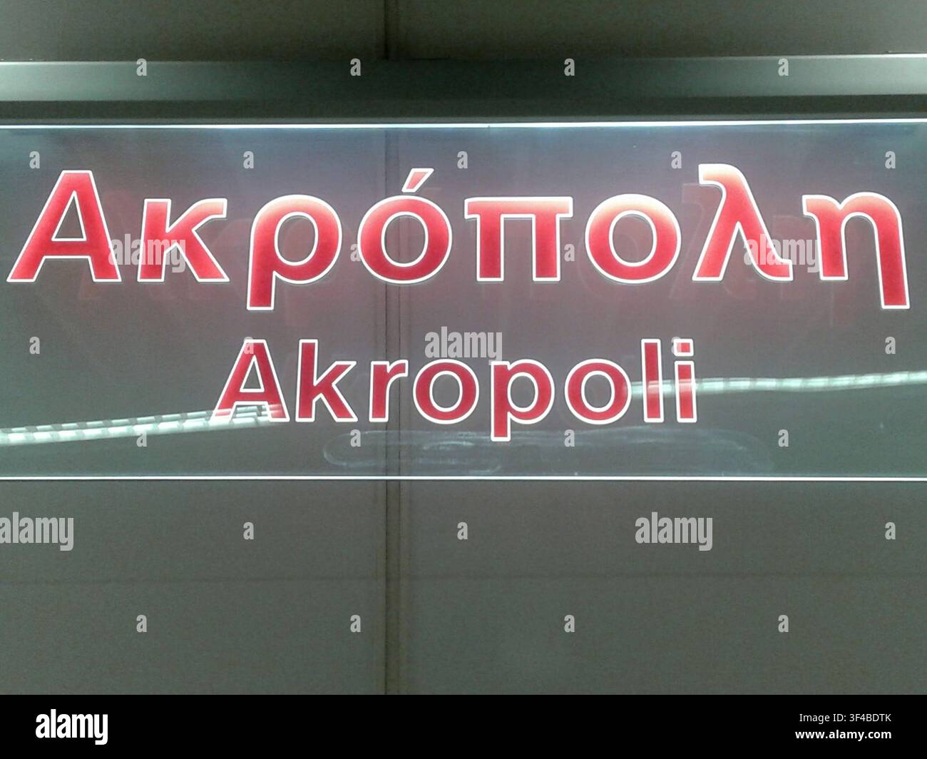 Schild mit dem Wort Akropolis in griechischen und lateinischen Buchstaben, das den Standort des berühmten historischen Denkmals von Athen, Griechenland, angibt Stockfoto