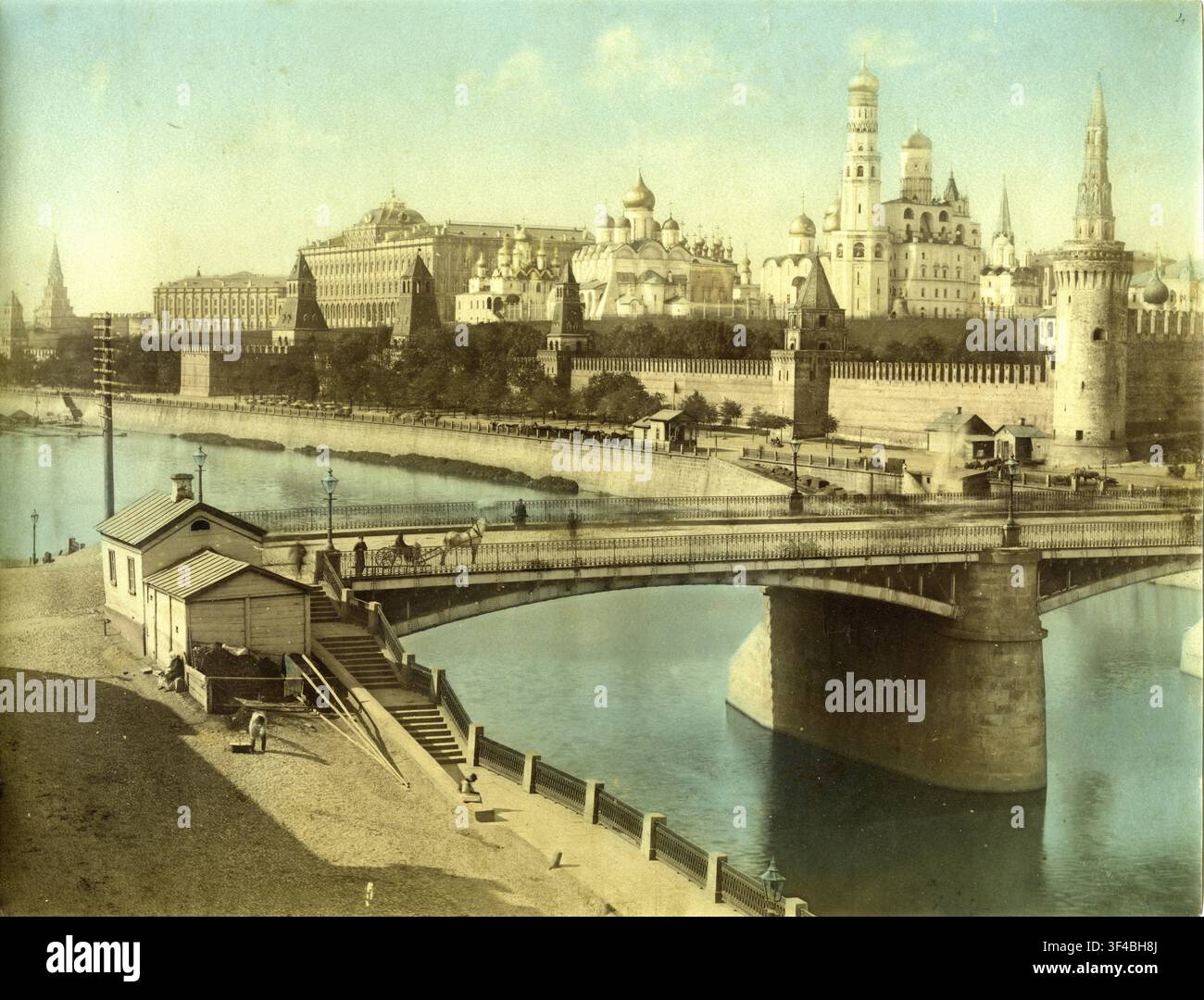 Moskau, Kreml, Stadtmauer, Wolga, historischer Stadtblick mit Brücke und Fluss, umgeben von beeindruckender Architektur in Pastellfarben, Albumindruck Stockfoto