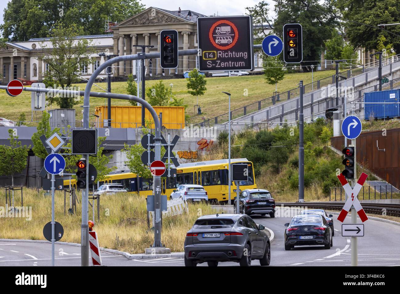 Verkehrsschild. Fahrverbot für Lastwagen und Busse. Regelnummer 253 Verbot für Kraftfahrzeuge mit einer zulässigen Höchstmasse von mehr als 3,5 Stockfoto