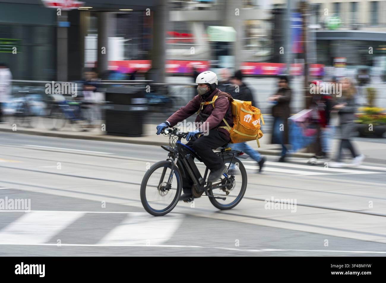 Toronto, Kanada? 12. Mai 2026: Ein Lieferfahrer radelt durch die Straßen von Toronto Stockfoto