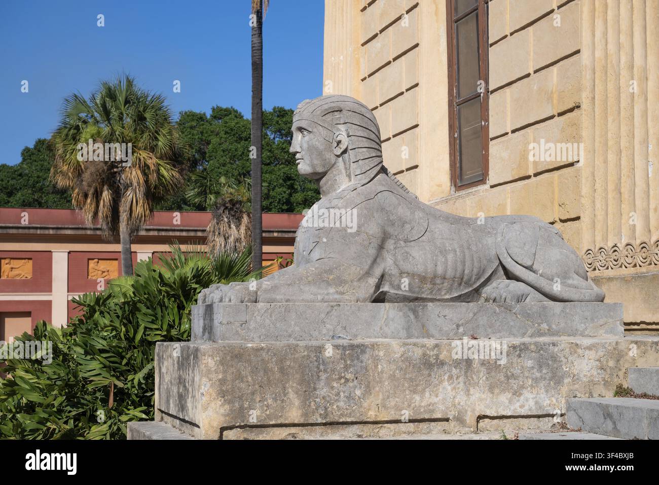 Sphinx, Eingangsbereich neoklassische Oberschule, Botanischer Garten Palermo oder Orto Botanico, Palermo, Sizilien, Italien Stockfoto