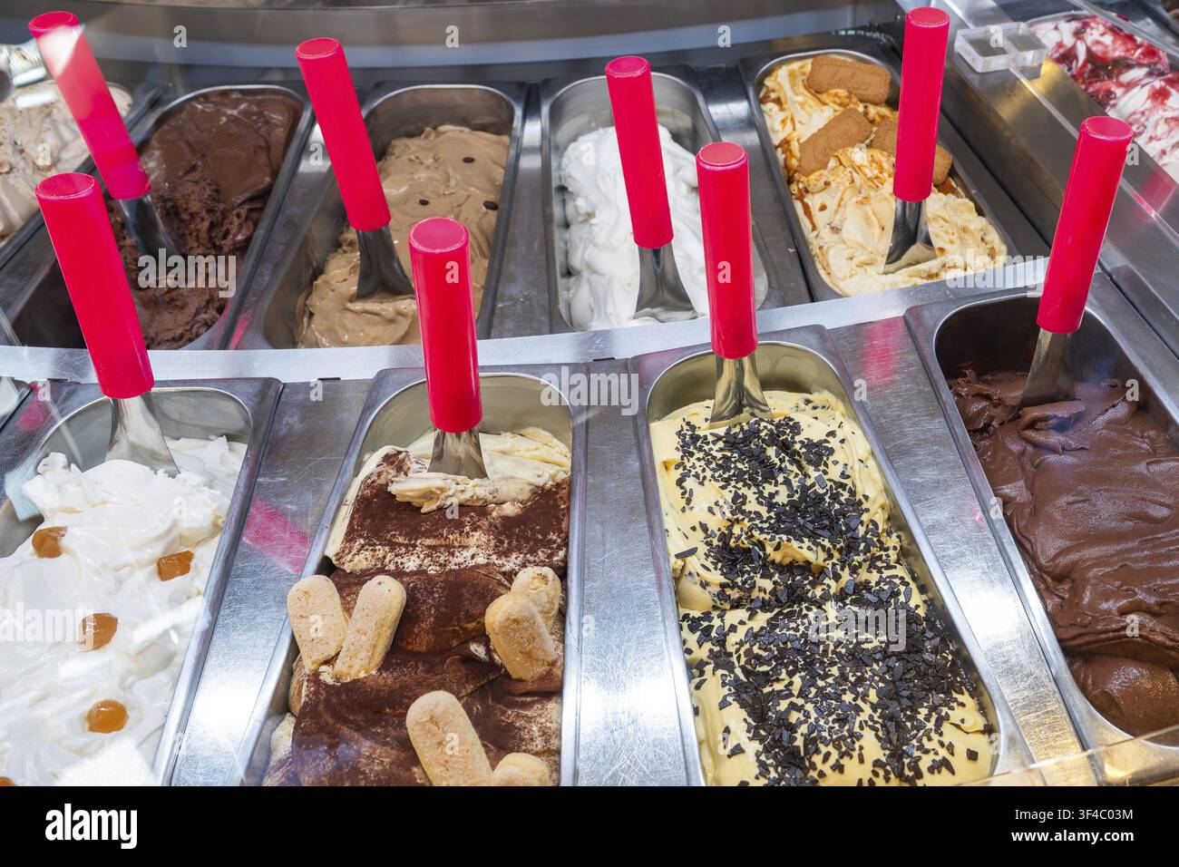 Verschiedene Arten von Eis in einer Eisdiele, Taormina, Sizilien, Italien Stockfoto