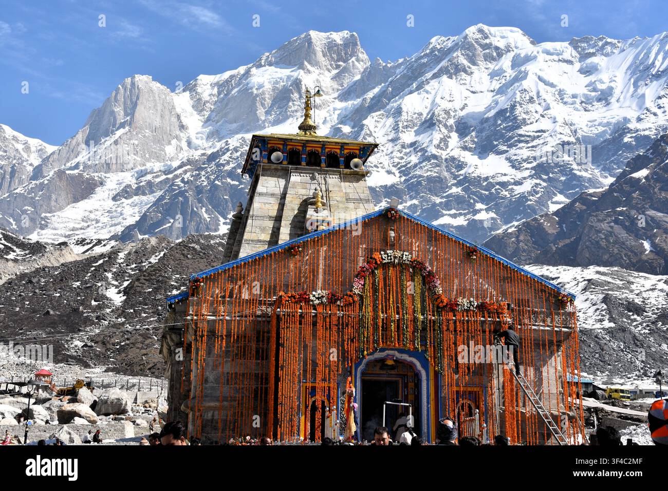 Der Kedarnath-Tempel ist der dritte Tempel der Chardham-Yatra in Uttarakhand. Er ist ein tausend Jahre alter Tempel des Herrn Shiva, er liegt auf einer Höhe von 3550 Metern. Stockfoto