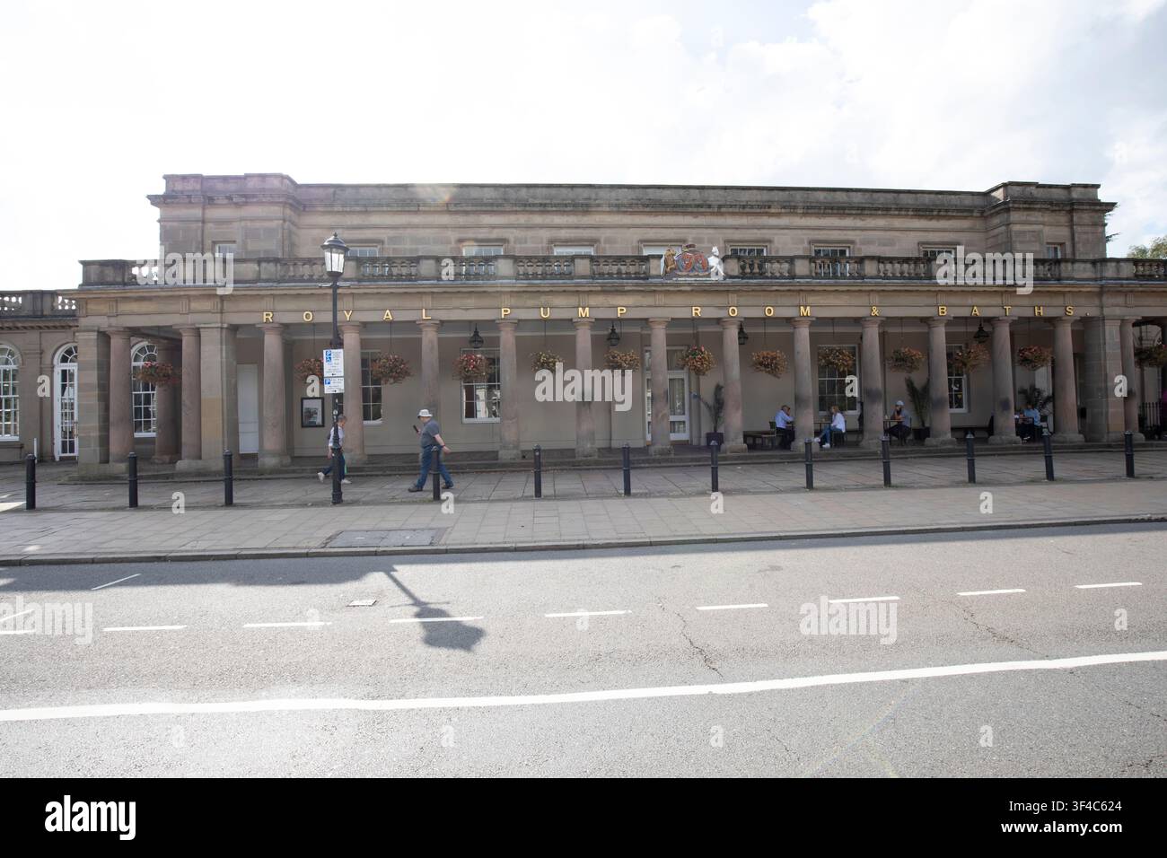 Die große Säulenfassade des historischen Royal Pump Rooms and Baths aus dem 19. Jahrhundert, Heimat der Kunstgalerie und des Museums in Leamington Spa, UK. Stockfoto