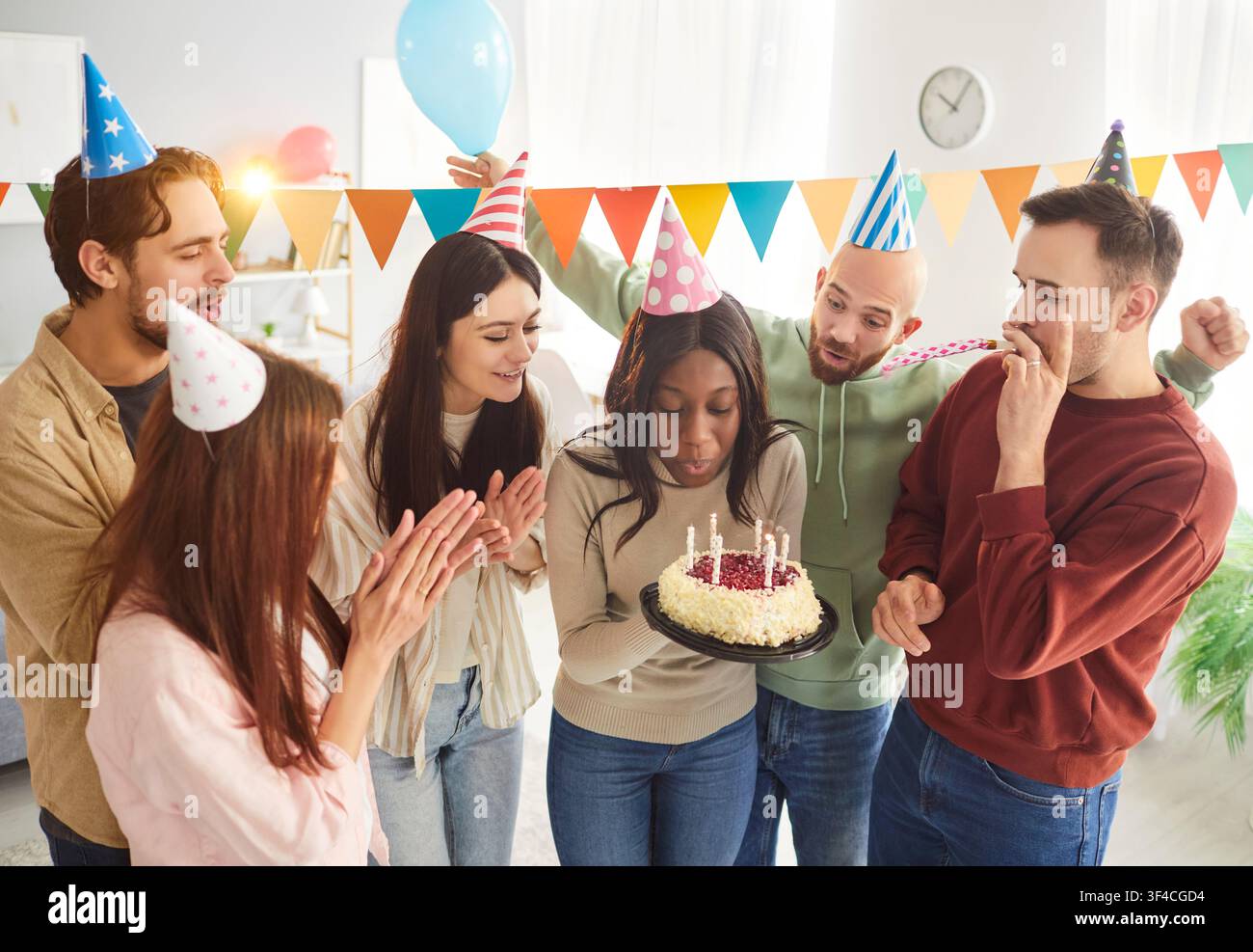 Geburtstagstorte, multikulturelle Freunde und Kollegen gratulieren einer schwarzen Mitarbeiterin zum Geburtstag Stockfoto