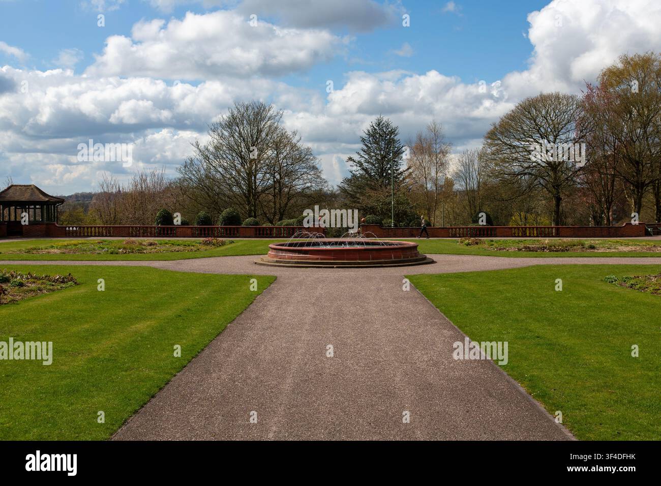 Springbrunnen, Kieswege und Rasenflächen im Burslem Park, Stoke-on-Trent, Staffordshire, England Stockfoto