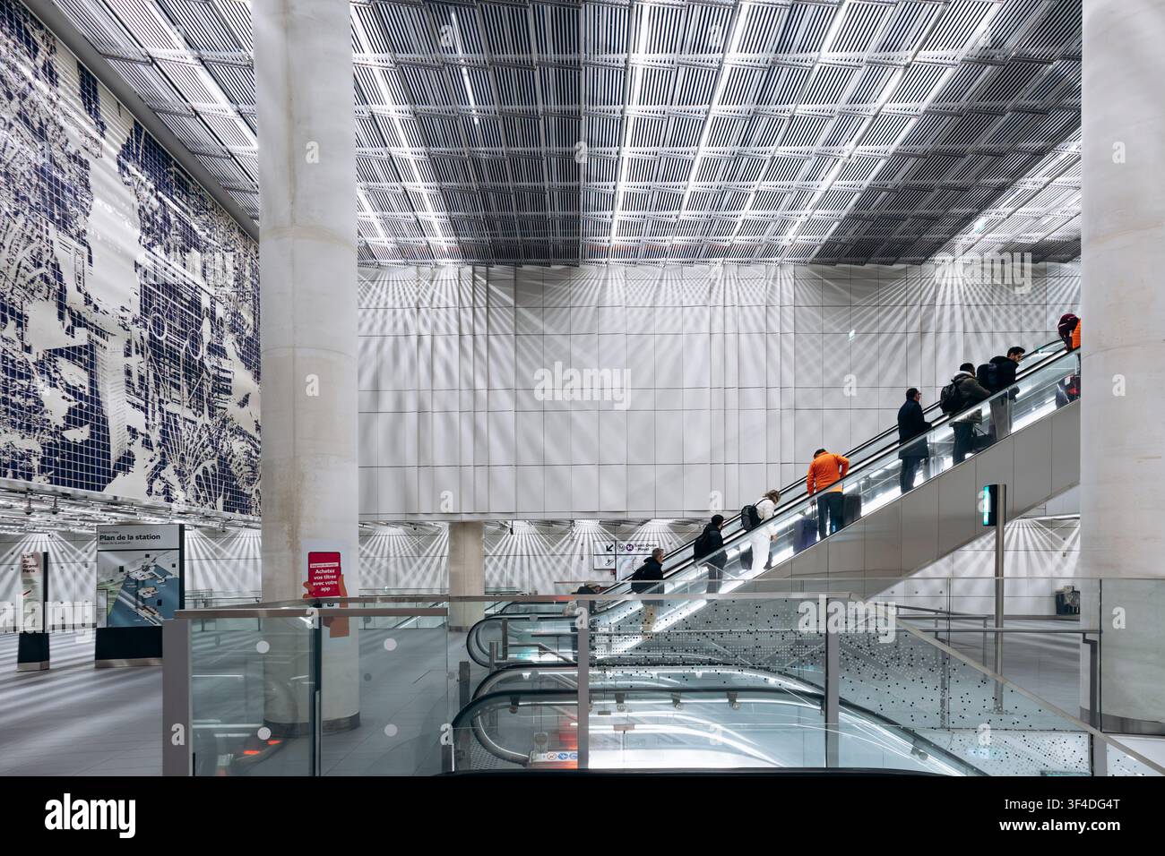 Paris, Frankreich – 28. Januar 2026: Passagiere fahren auf Rolltreppen in der modernen Station des Paris-Orly-Flughafens auf der Metro-Linie 14. Stockfoto