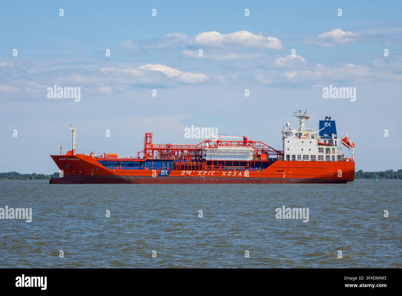 Stade, Deutschland – 14. Juli 2026: LPG-Tanker BWEK TENERIFE, betrieben von der singapurischen Schifffahrtsgesellschaft BW Epic Kosan, liegt in der Elbe vor Anker Stockfoto
