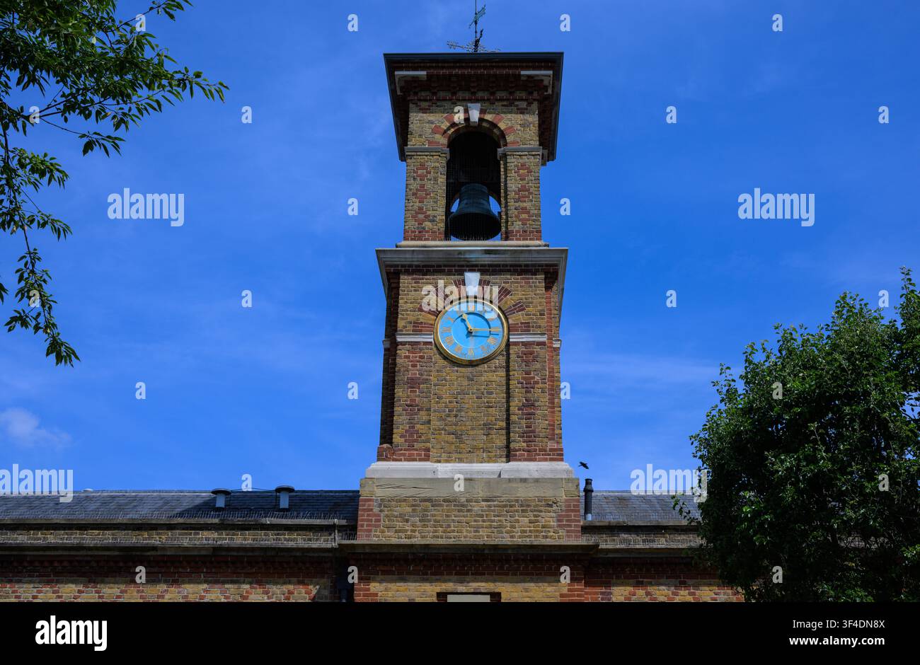 Foto des restaurierten Clock Tower Building im Enfield Island Village, ursprünglich Teil der Royal Small Arms Factory in Nordlondon. Stockfoto