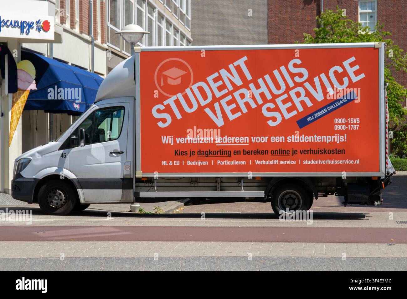 Student Verhuis Service Truck in Amsterdam, Niederlande, 28.7.2026 Stockfoto