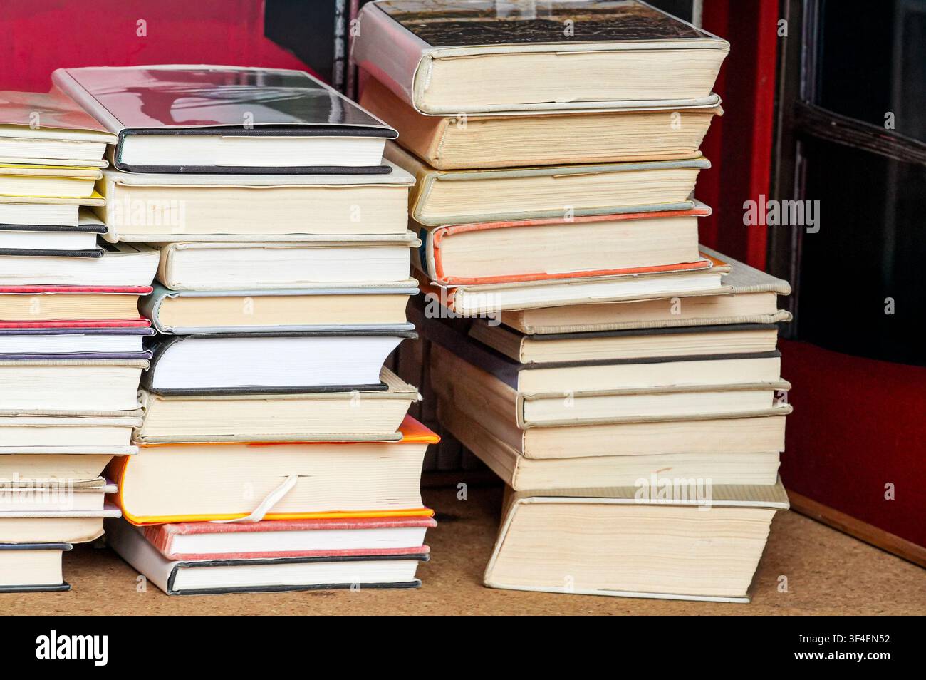 Stapel von Büchern auf einem Regal in einer Buchhandlung oder Bibliothek. Stockfoto