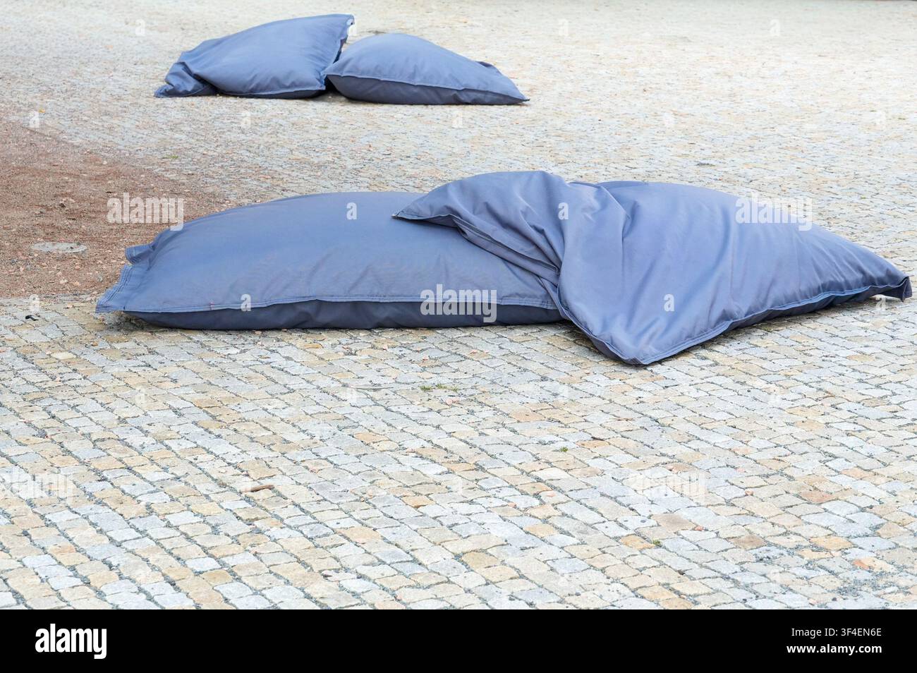 Zwei Kissen auf dem Pflaster in der Straße, Nahaufnahme des Fotos Stockfoto