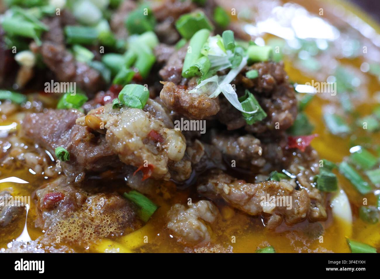Nahaufnahme von Rindfleisch-Nudelsuppe, serviert in einem Restaurant in der Stadt Zhangjiajie, Provinz Hunan, China Stockfoto