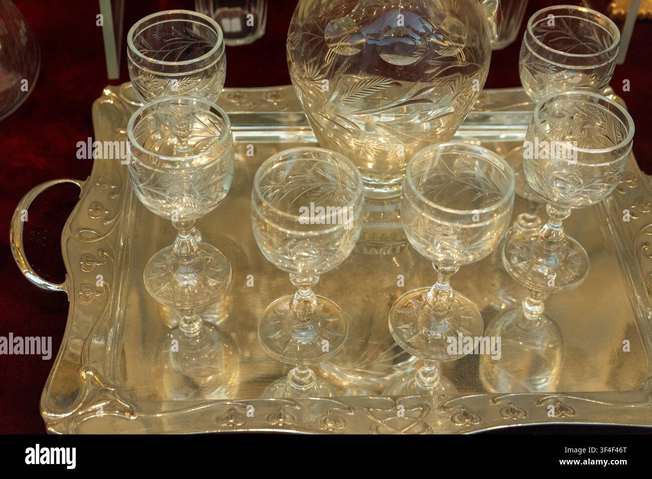 Elegantes Kristallgläser-Set mit Krug und Weingläsern auf Silbertablett. Vintage-Antik-Kristall. Set von Stielgläsern Stockfoto