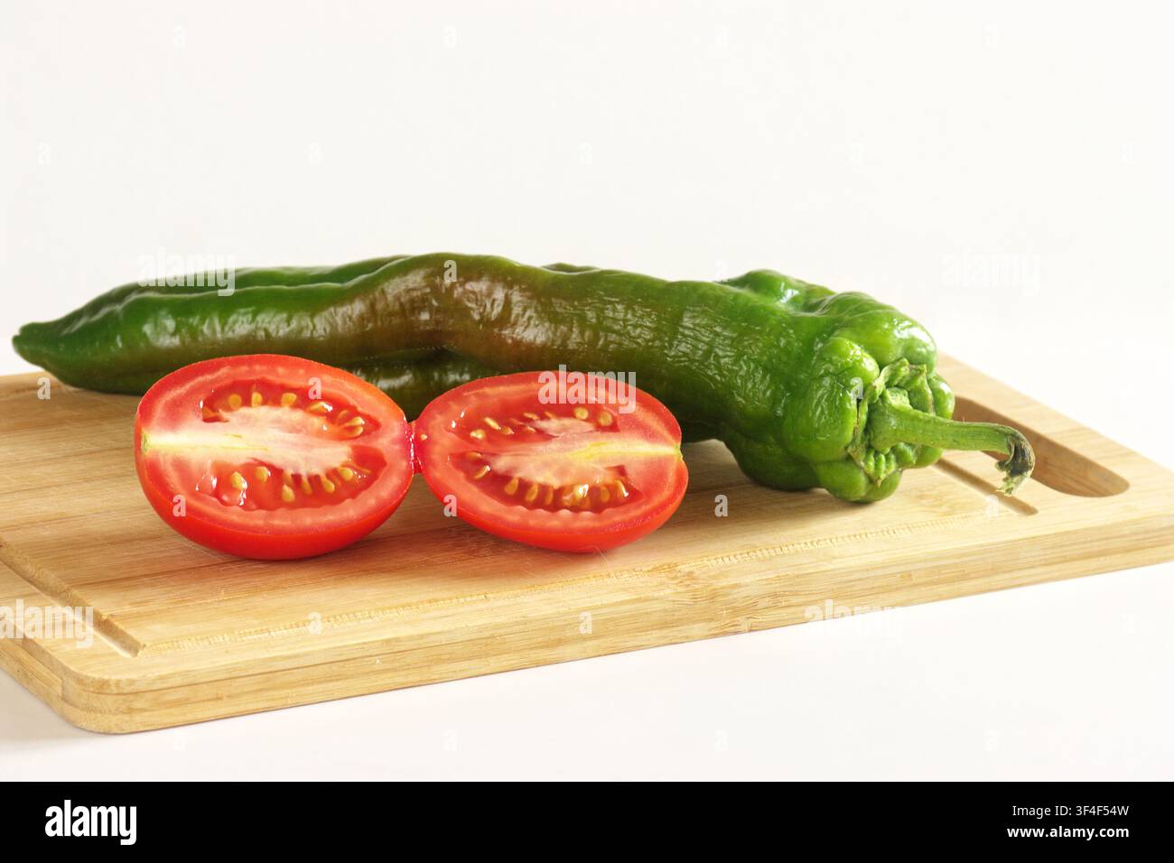 Grüne Paprika und Tomate aus dem biologischen mediterranen Garten. Stockfoto