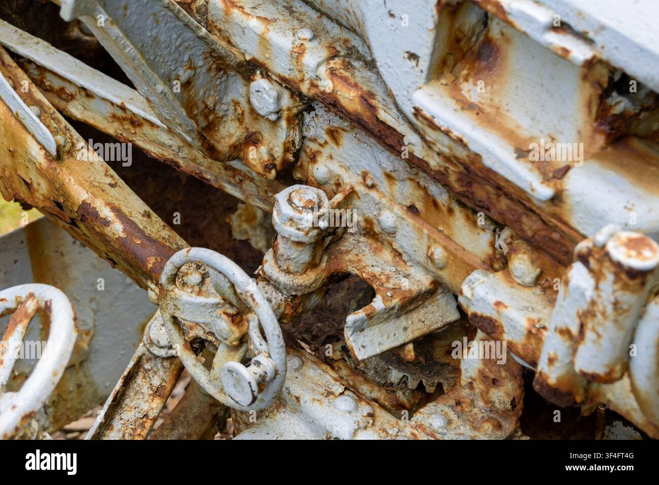 Nahaufnahme von verrosteter Industrieausrüstung, die die verwitterte Metalltextur hervorhebt Stockfoto