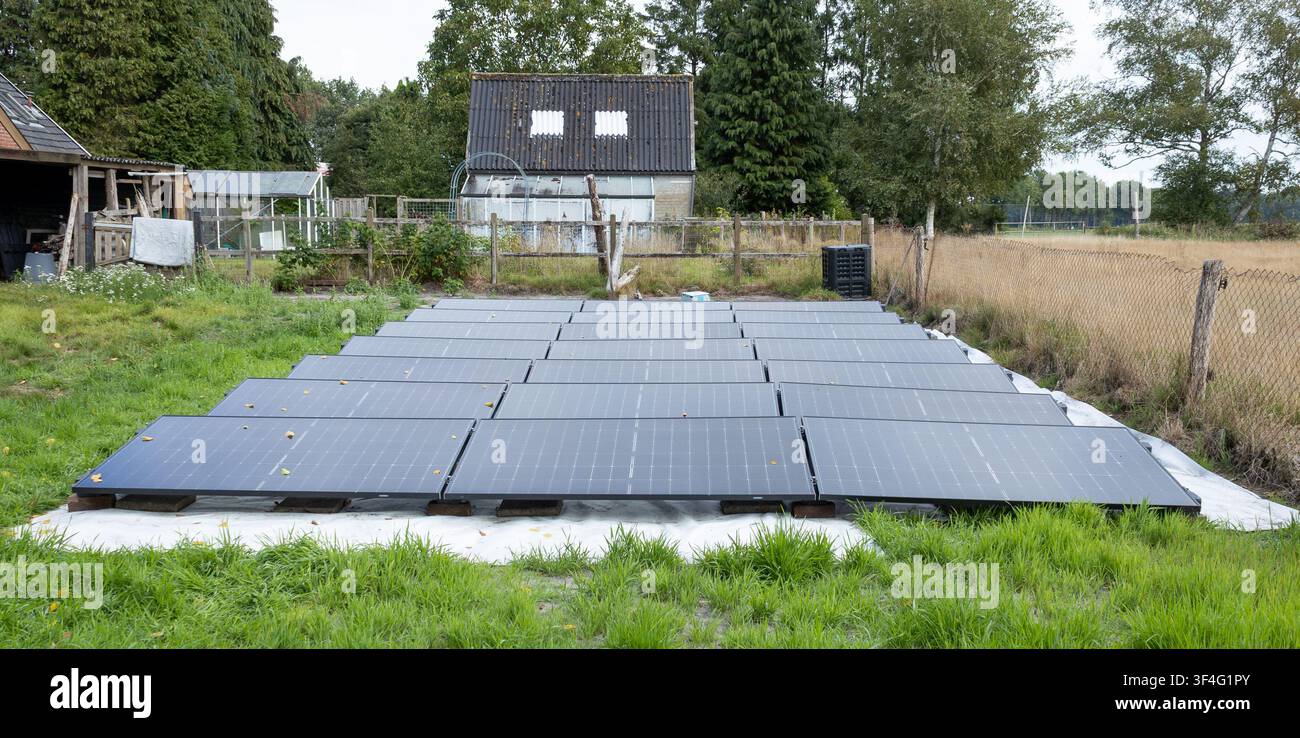 Sieben Reihen bifacialer Solarpanele Foto 10 von 16 Stockfoto