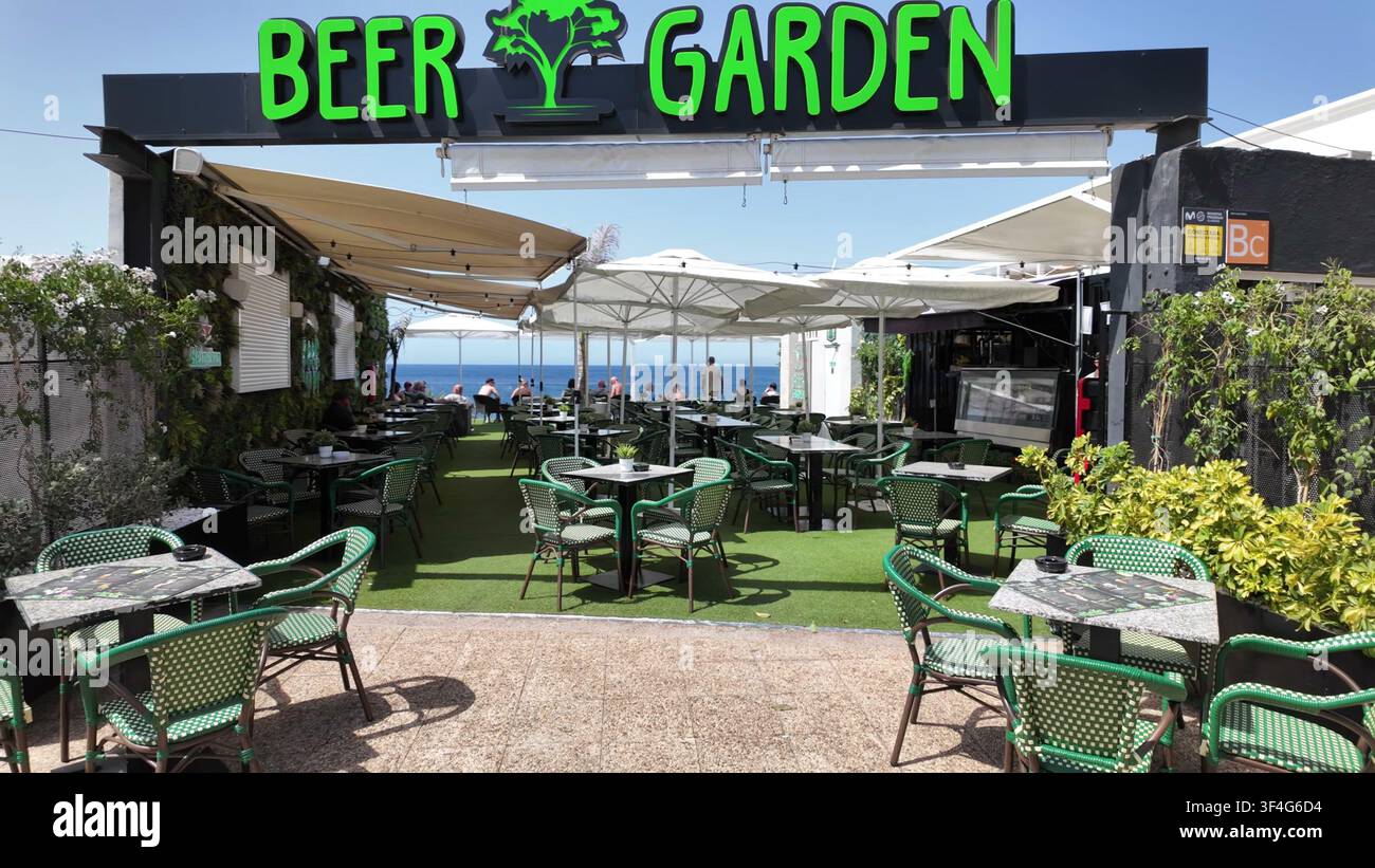 PUERTO DEL CARMEN, SPANIEN - 10. JULI 2025: Leere Außenbestuhlung auf einer Biergartenterrasse mit Blick auf den Ozean in Puerto del Carmen, Lanzarote, Sp Stockfoto