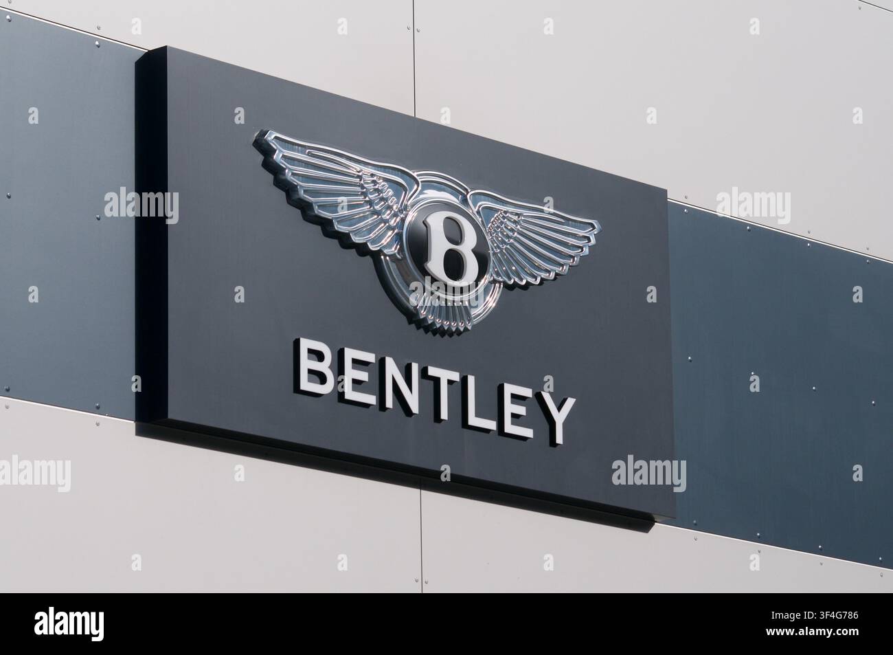 Grancia, Ticino, Schweiz – 15. Juni 2026: Winkliger Nahaufnahme-Blick auf das offizielle 3D-Logo-Schild von Bentley Motors an der Fassade eines modernen Vertretungsgebäudes Stockfoto