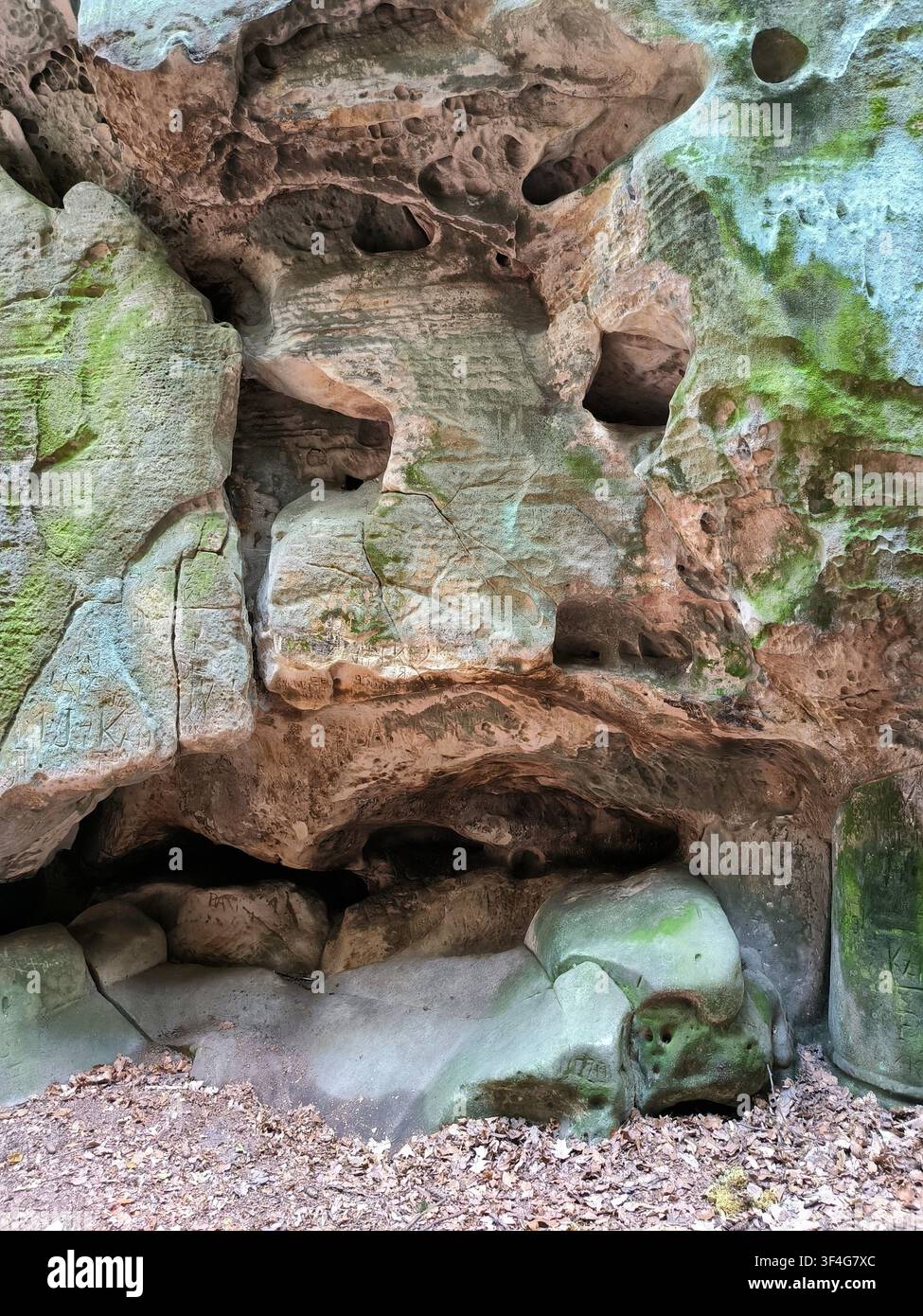 Verwitterungs- und Erosionsmuster von Sandstein mit Moos und geologischen Formationen im Böhmischen Paradies - Smartphone-aufgenommenes Stockfoto